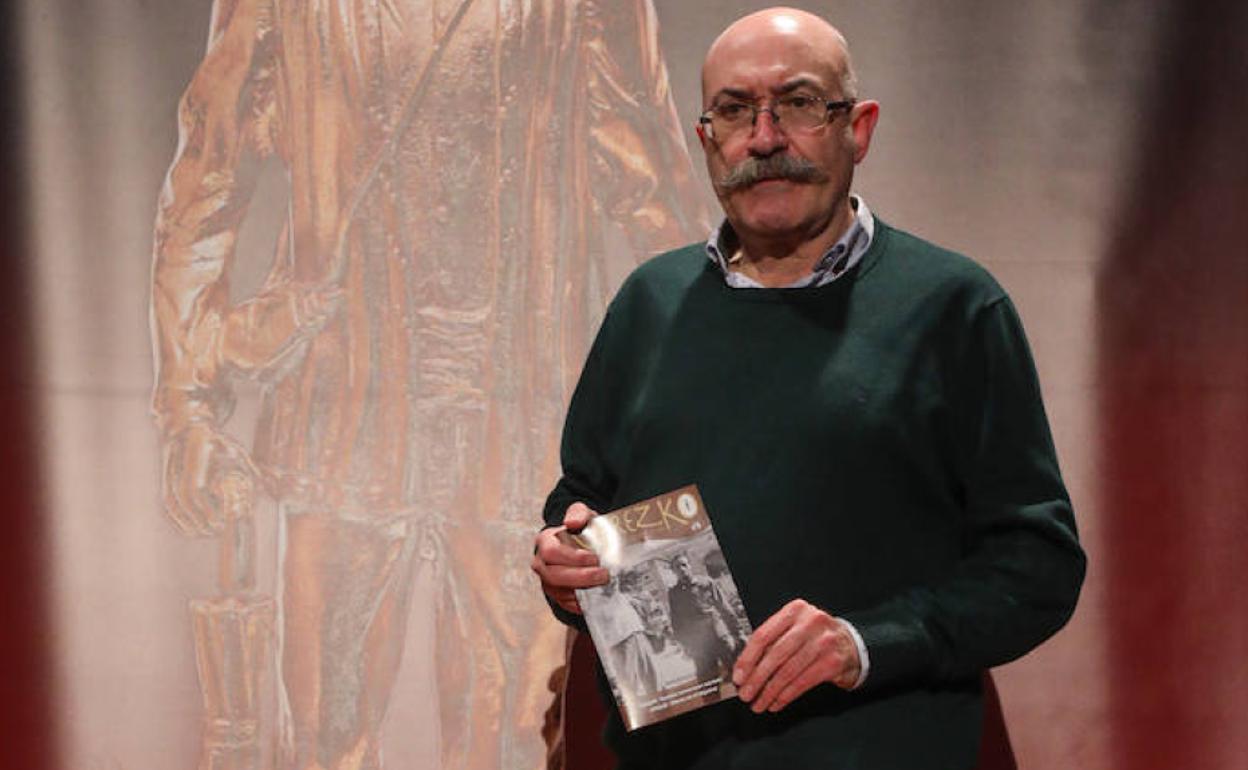 Eduardo Valle, con la revista Urrezko dedicada a los fotógrafos de Arqué, Arocena y Querejazu. 