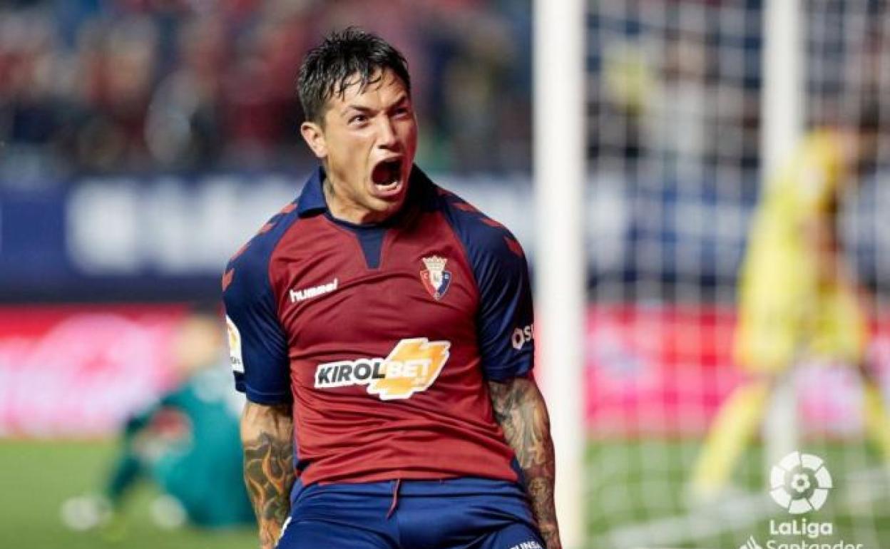 El Chimy Ávila celebra un gol con Osasuna. 