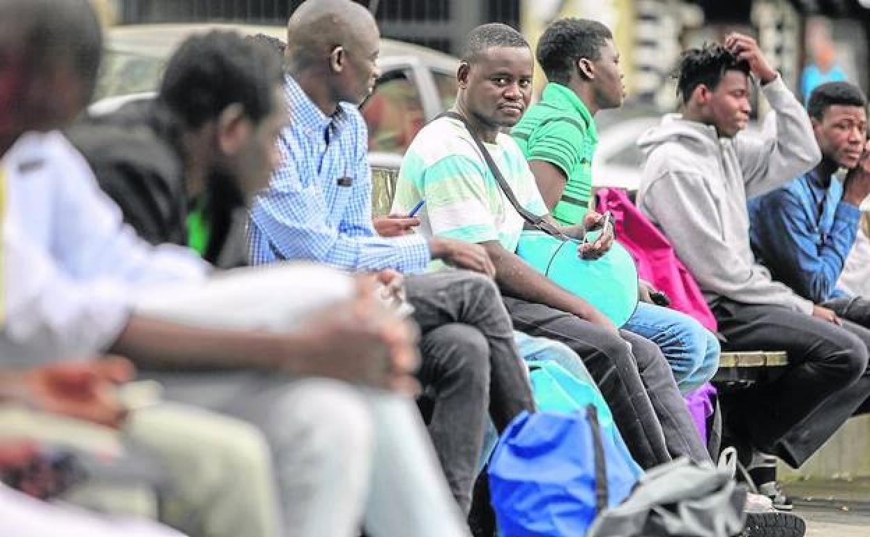 El plan vasco de migración aspira a poder atender a 400 personas al día