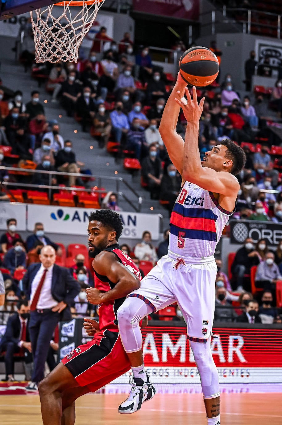 Fotos: Las mejores imágenes del Zaragoza - Baskonia