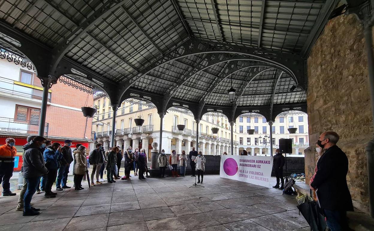 Concentración en Llodio contra la violencia hacia las mujeres. 