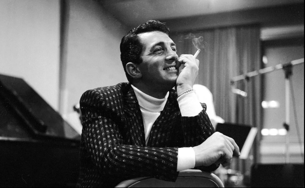 Dean Martin en el estudio de grabación de Capitol Records en 1958.