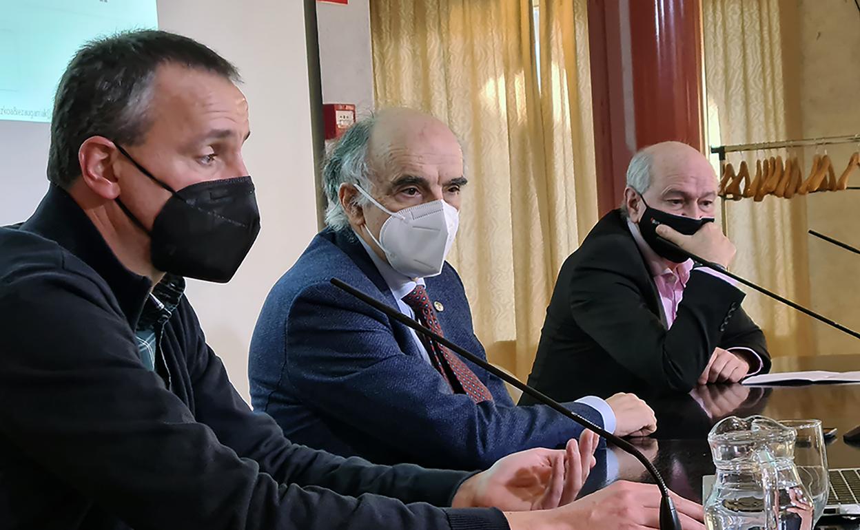 Jardun honetan ibili dira Andres Urrutia euskaltzainburua, Santiago Larrazabal legelaria eta Gotzon Lobera legelari eta euskaltzain urgazlea. 