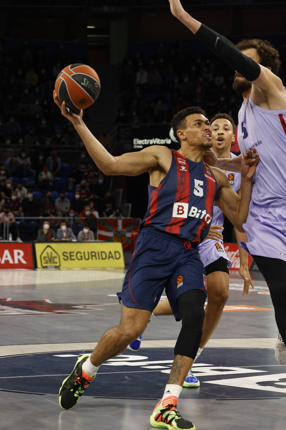 Fotos: Las mejores imágenes del Baskonia - Barça