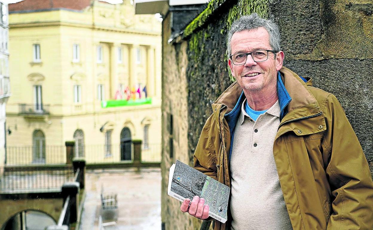 Vicente Carrión, con el Memorial de Víctimas del Terrorismo de Vitoria al fondo. 