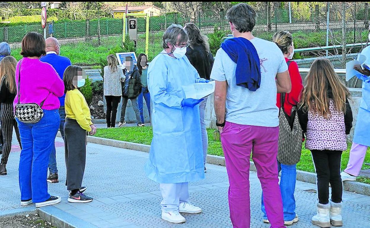 Sanitarios atendían ayer a las personas que esperaban para una PCR o para vacunarse en el exterior del hospital de Urduliz.