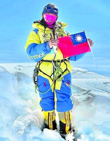 Imagen secundaria 2 - Arriba, Jost Kobusch escala un tramo técnico en el Everest en un intento anterior. Abajo, David Göettler. El alemán se fotografía ante la colosal pared de Rupal. A la derecha, Grace Tseng. La taiwanesa, en la cima del Kangchenjunga el pasado otoño. 