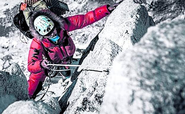 Imagen principal - Arriba, Jost Kobusch escala un tramo técnico en el Everest en un intento anterior. Abajo, David Göettler. El alemán se fotografía ante la colosal pared de Rupal. A la derecha, Grace Tseng. La taiwanesa, en la cima del Kangchenjunga el pasado otoño. 
