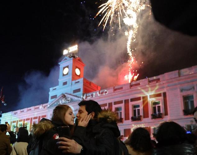 Una pareja da la bienvenida a 2022 en la Puerta del Sol de Madrid. 