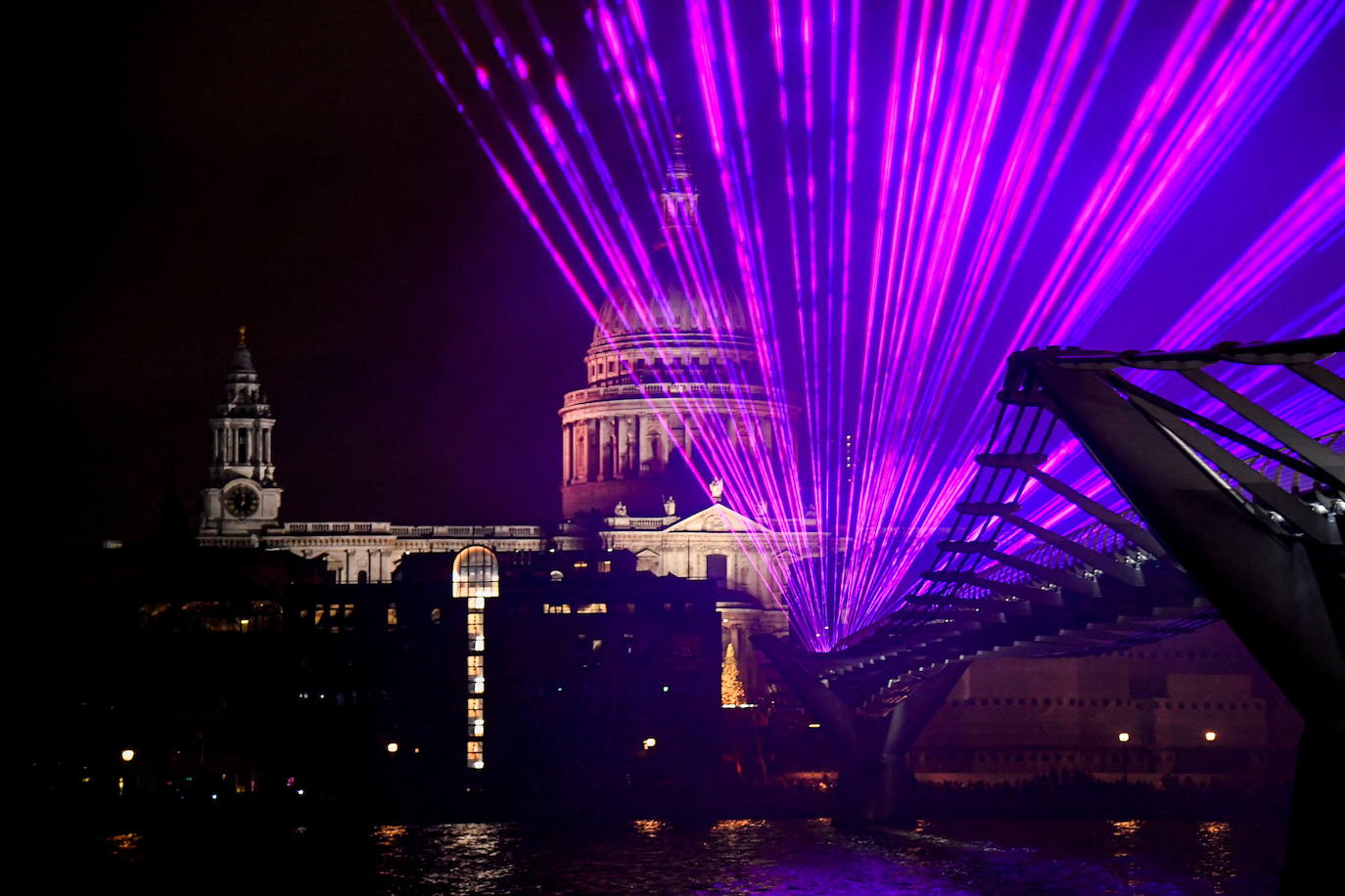 Londres recibe al año nuevo entre luces y pandemia.