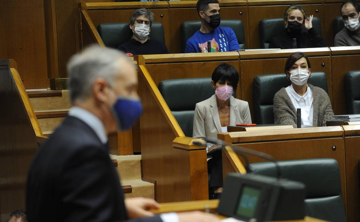 La bancada de EH Bildu escucha una intervención del lehendakari en el Parlamento vasco. 