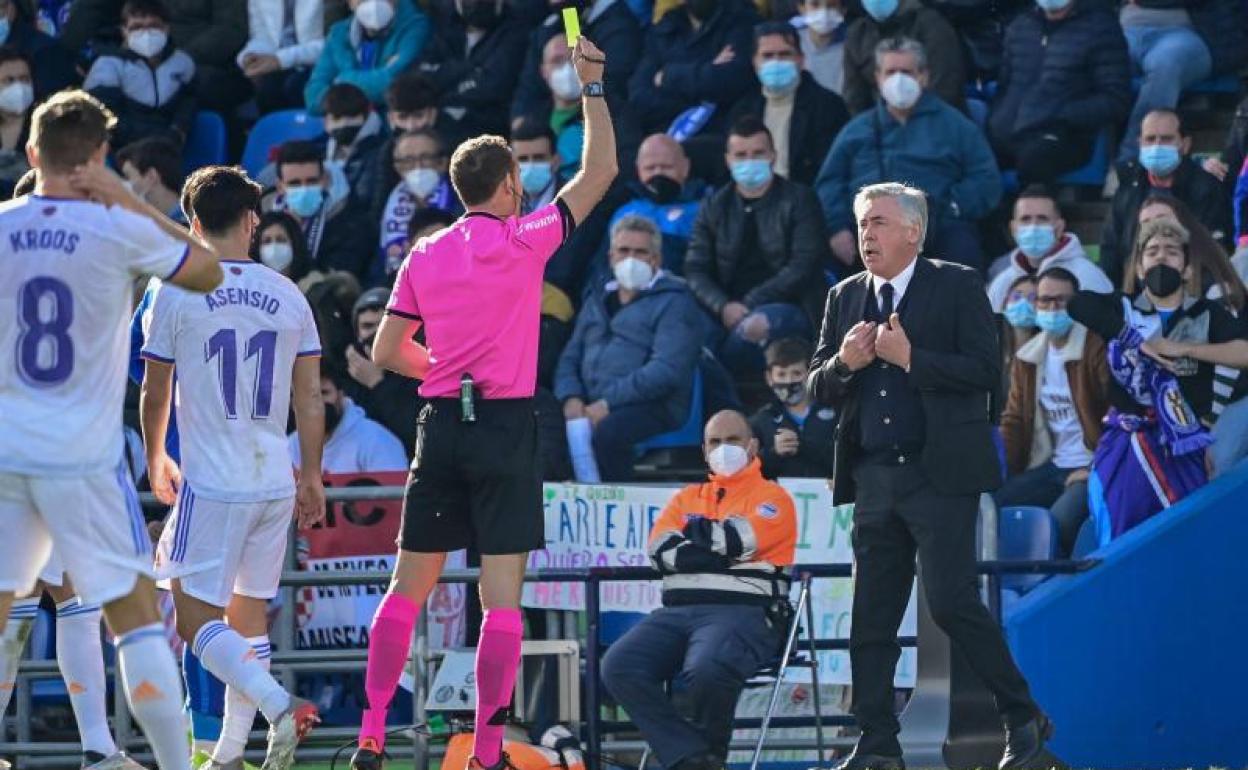 Ancelotti, en el momento de ver la amarilla por sus protestas durante el partido ante el Getafe. 