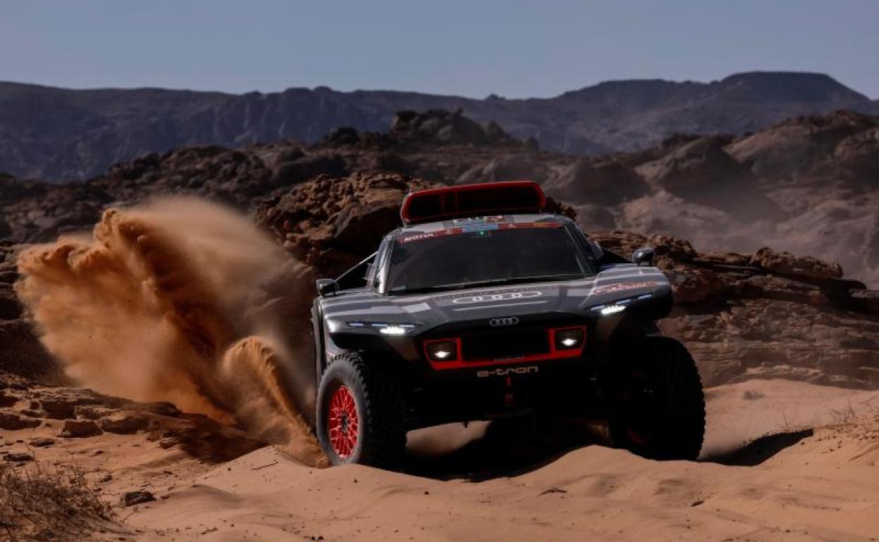 El coche de Carlos Sainz, durante la primera etapa del Dakar. 