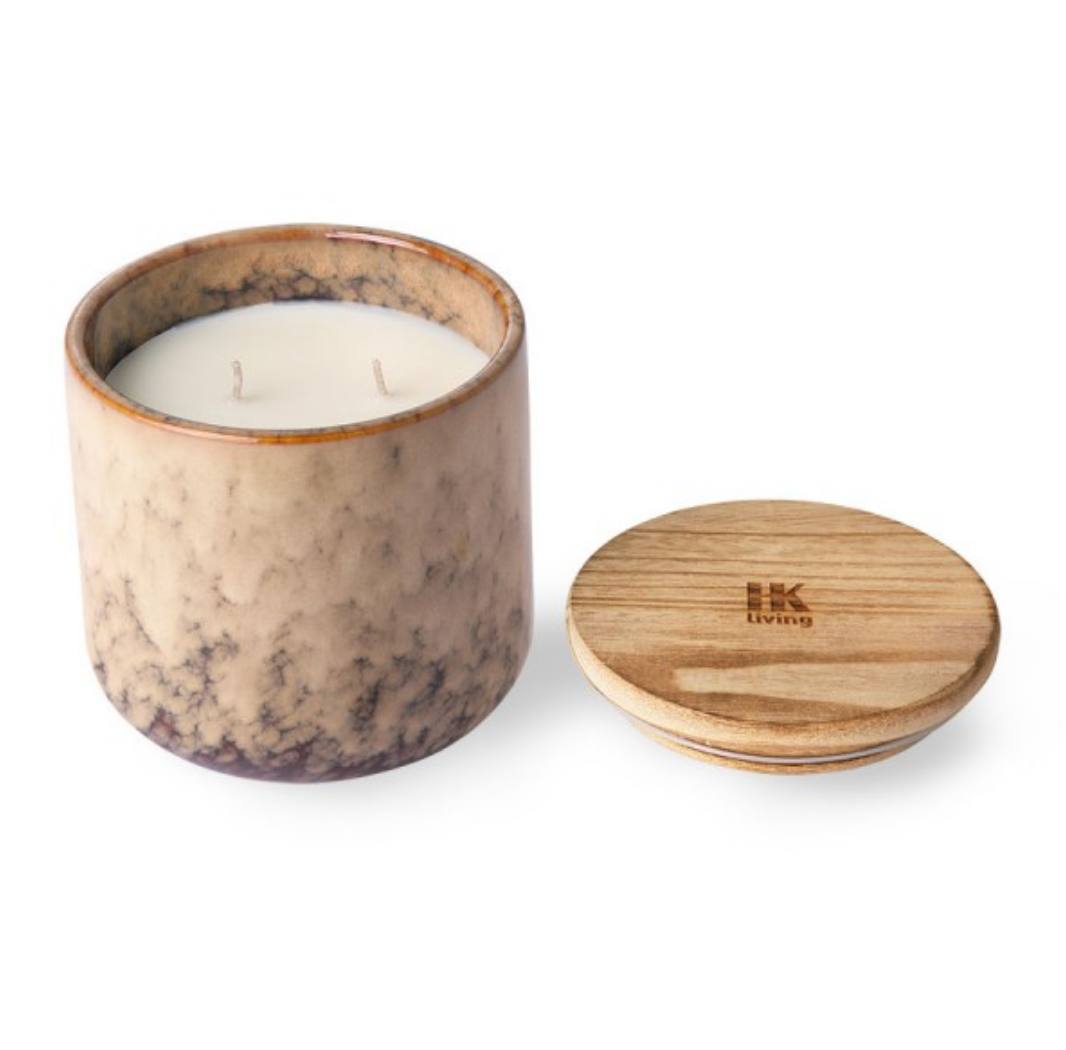 Para sus momentos más relajantes, en el sofá y junto a un buen libro. Se trata de una vela con dos mechas que cuenta con un recipiente de cerámica. Su esencia es dulce. La puedes adquirir en Olive Store, situada en la calle Colón de Larreátegui 21. Cuesta 33 euros.