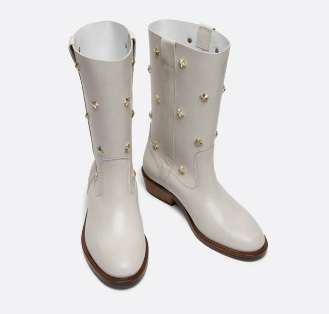 Los detalles dorados con forma de estrella, que se han convertido en el icono de la firma, también plagan 'Sunday', un modelo de botas blancas de la marca. Cuestan 315 euros.