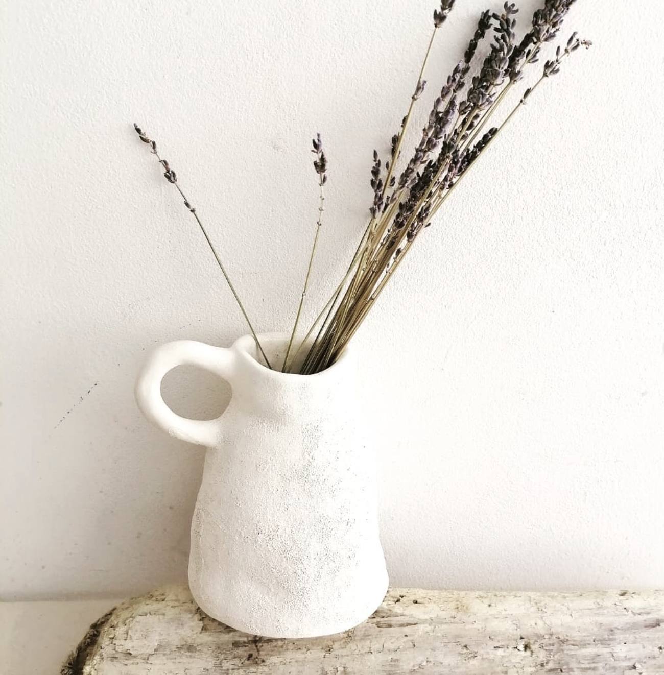 ¿Y si le regalamos una pieza de cerámica imperfecta de La PreTada? En concreto un jarrón que adorne la mesa del salón y en el que pueda introducir las flores que recogéis en cada paseo por el campo. 