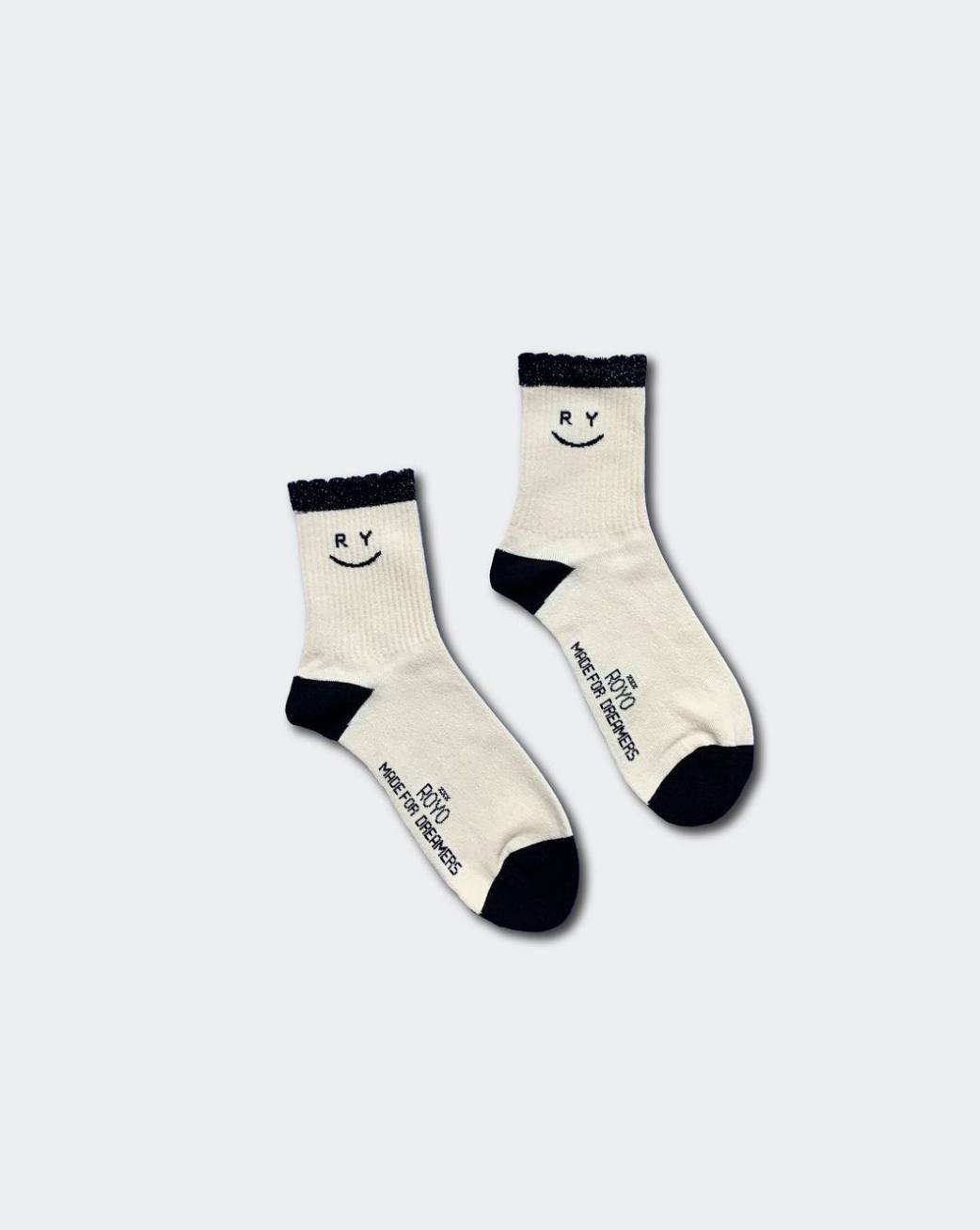 Comenzaron con las deportivas, pero pronto también se lanzaron a la venta de unos calcetines también muy felices. Se fabrican en Pradoluengo (Burgos) y se pueden adquirir en la página web de la marca. ¡Hay más colores y modelos!