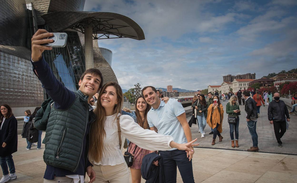 Visitantes ante el Guggenheim el pasado mes de octubre. 
