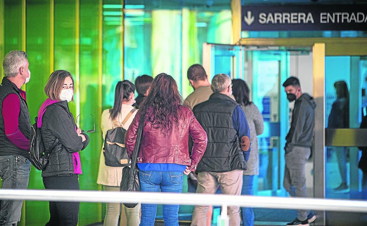 El hospital de Gernika fue uno de los puntos donde Osakidetza vacunó en la jornada de ayer, la mayoría terceras dosis a mayores de 50 años.