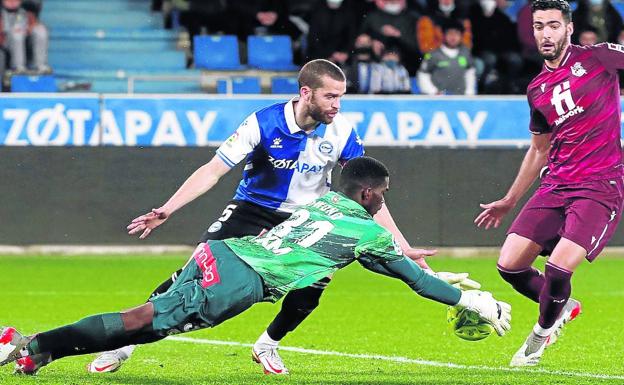 Owono amplía su contrato con el Alavés hasta 2024