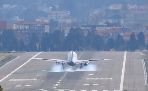 Un avión aterriza en Loiu un día de Viento. 