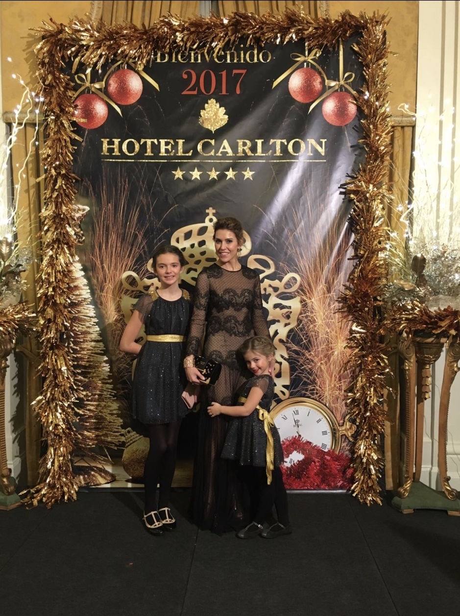 Fotos: Una madre y sus dos hijas bilbaínas llevan 10 años vistiendo (a juego) de Alicia Rueda en Nochevieja