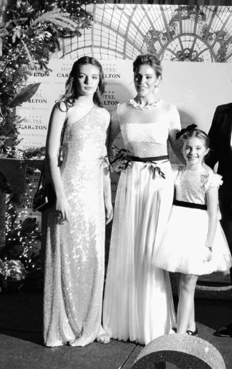 Fotos: Una madre y sus dos hijas bilbaínas llevan 10 años vistiendo (a juego) de Alicia Rueda en Nochevieja