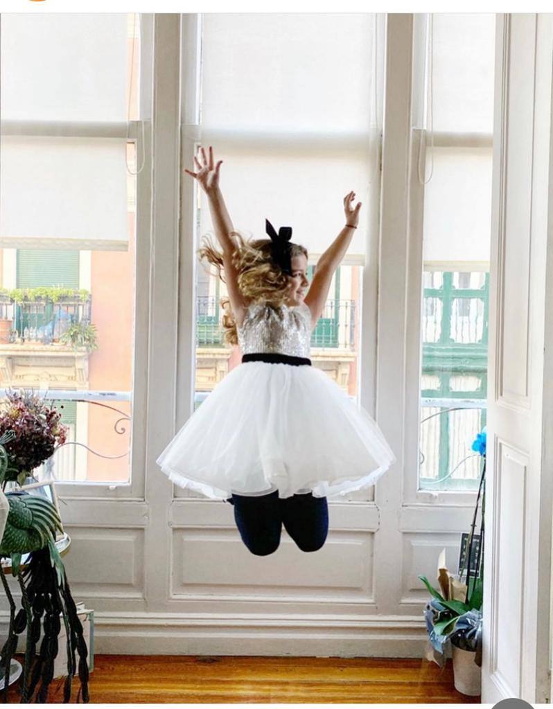 Fotos: Una madre y sus dos hijas bilbaínas llevan 10 años vistiendo (a juego) de Alicia Rueda en Nochevieja