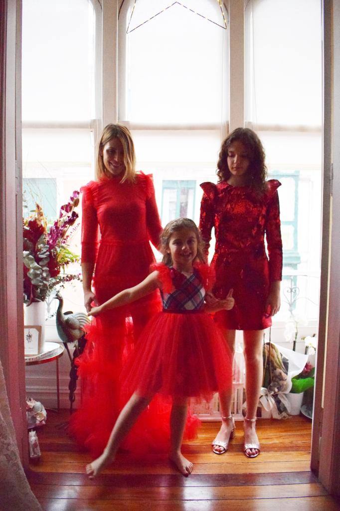 Fotos: Una madre y sus dos hijas bilbaínas llevan 10 años vistiendo (a juego) de Alicia Rueda en Nochevieja