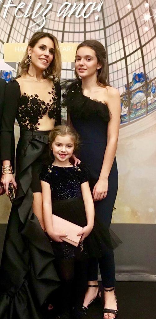 Fotos: Una madre y sus dos hijas bilbaínas llevan 10 años vistiendo (a juego) de Alicia Rueda en Nochevieja