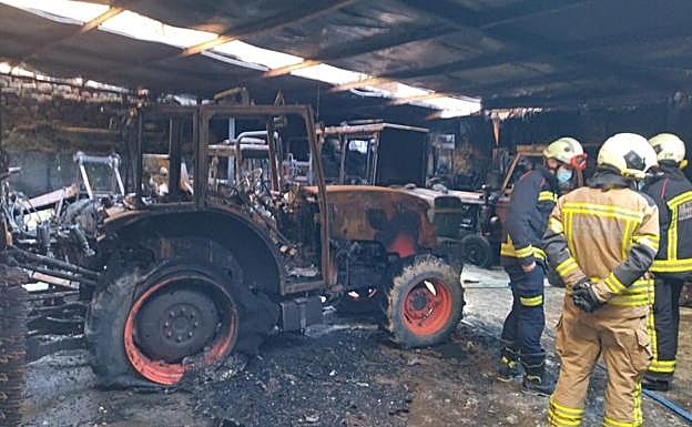 Varias dotaciones se bomberos se han trasladado a Navaridas. Los daños materiales han sido cuantiosos.