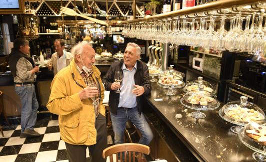 Clientes en la barra del Víctor Montes. 