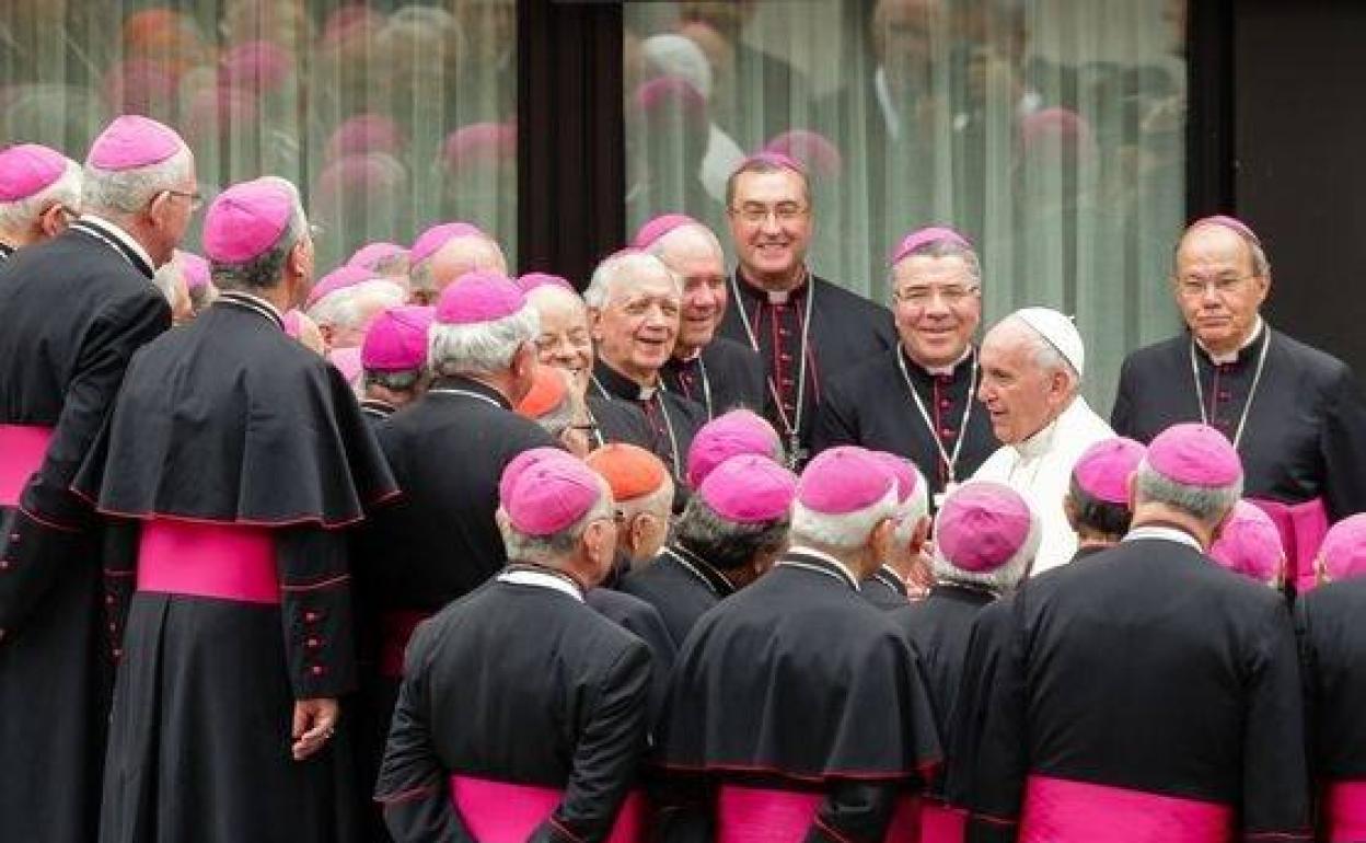 El papa Francisco recibió un dossier con 251 denuncias de abusos sexuales por parte de miembros de la iglesia en España.