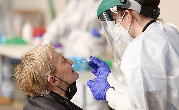 El efecto Nochevieja deja más de 80.000 contagiados en Euskadi en la última semana