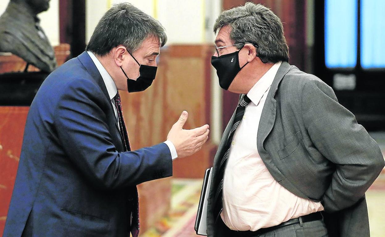 El portavoz del PNV en el Congreso, Aitor Esteban, charla con el ministro de Seguridad Social, José Luis Escrivá.