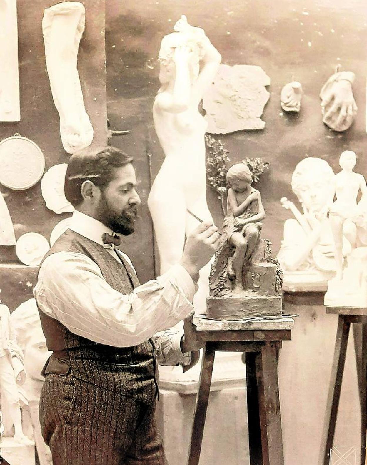 Lorenzo Viana en su taller hacia 1907. 