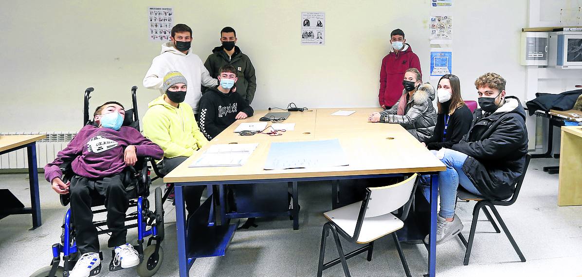 Ainara Leiba junto a los alumnos de Somorrostro y su tutora, Virginia Mondragón. 