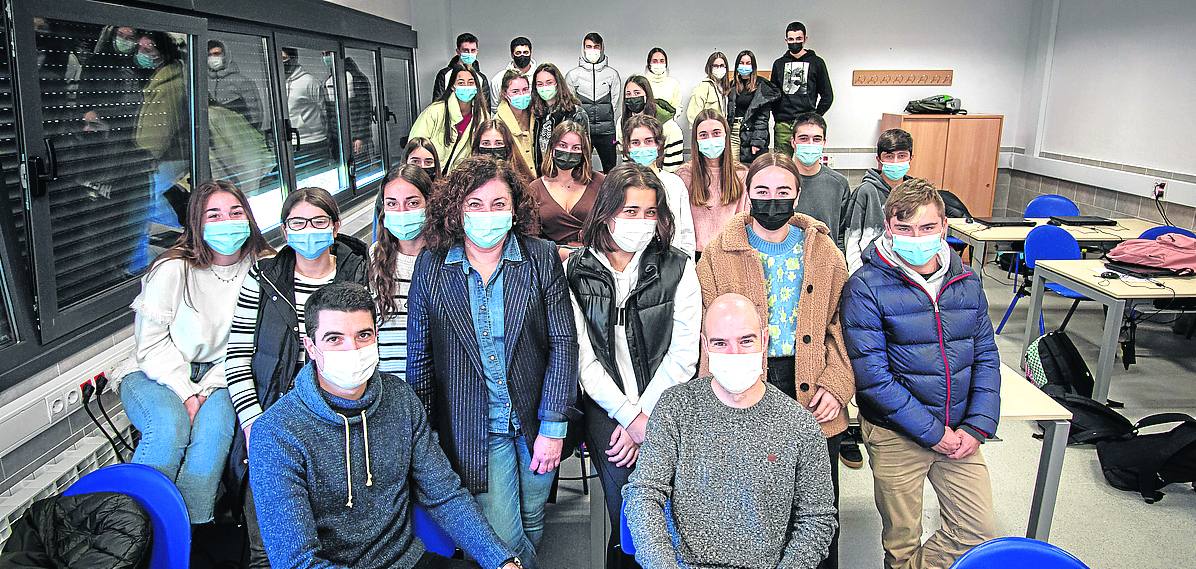 Ainhoa Salterain junto a Mikel Albizu e Iñaki Gandarias y los alumnos del instituto Urritxe. 