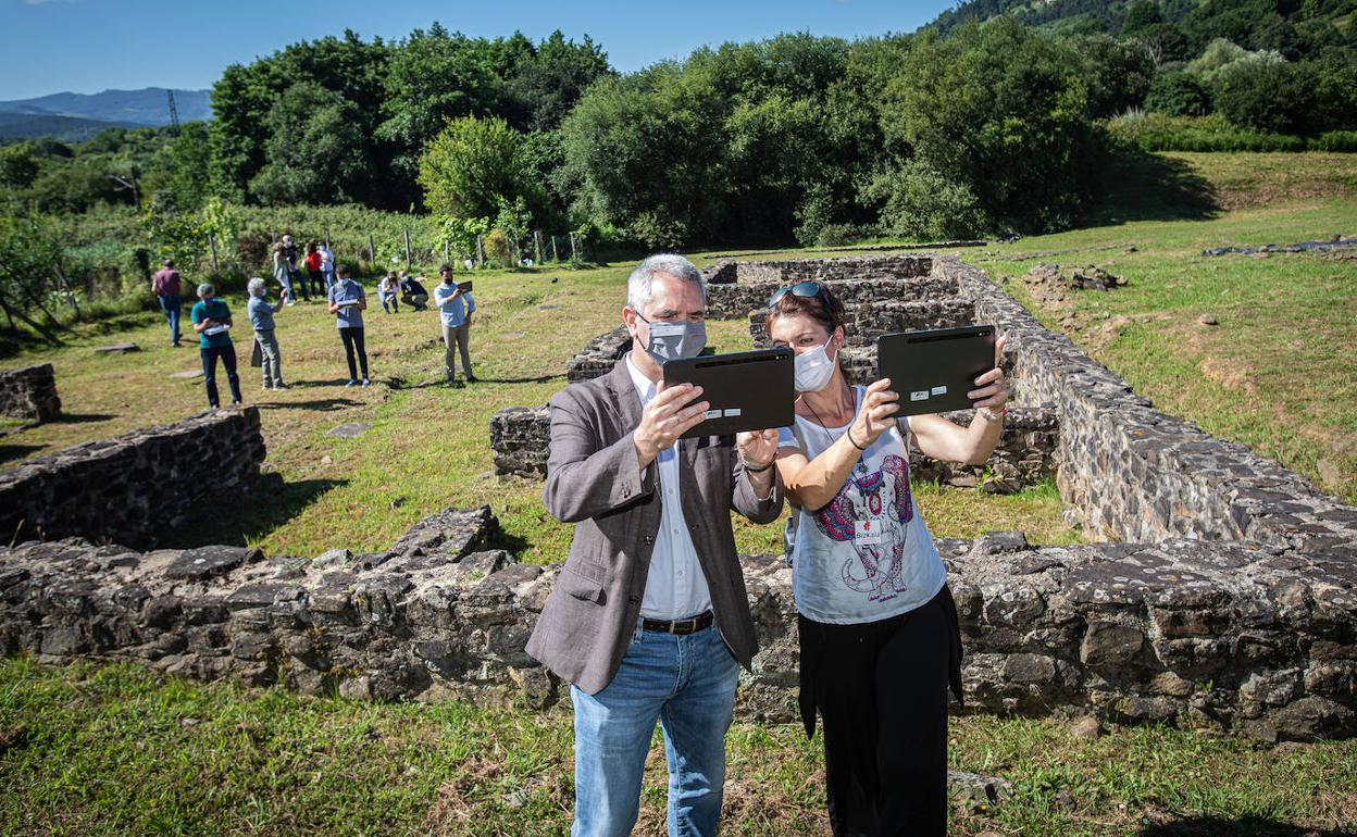 Un grupo de visitantes en el poblado romando de Forua utiliza el sistema de de realidad virtual.