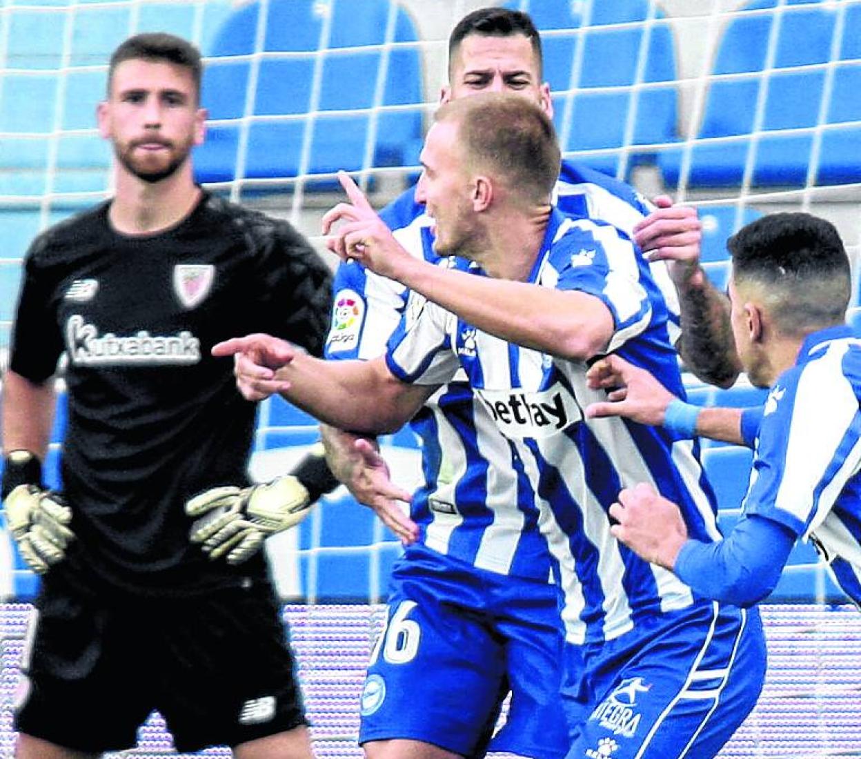 Rodriggo Ely celebra el gol de la última victoria. 