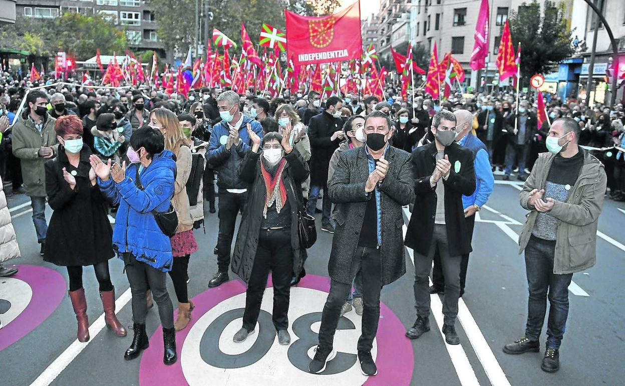 Los principales dirigentes de la izquierda abertzale, con Arnaldo Otegi y Arkaitz Rodríguez a la cabeza, en una manifestación en Bilbao. 