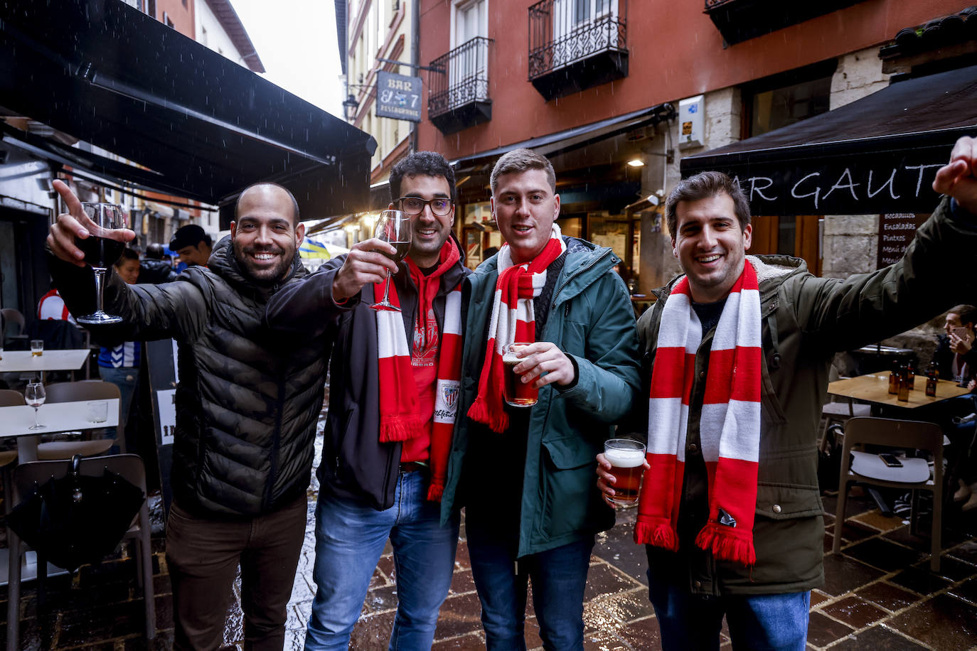 Fotos: Ambiente previo al Alavés - Athletic en el Casco Viejo de Vitoria
