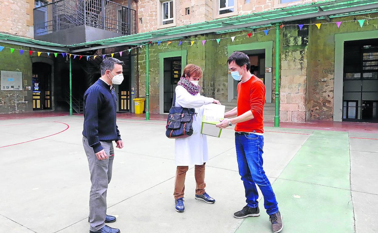 Las mascarillas, la distancia entre estudiantes y el recreo escalonado seguirán imperando en los centros de la ciudad. 