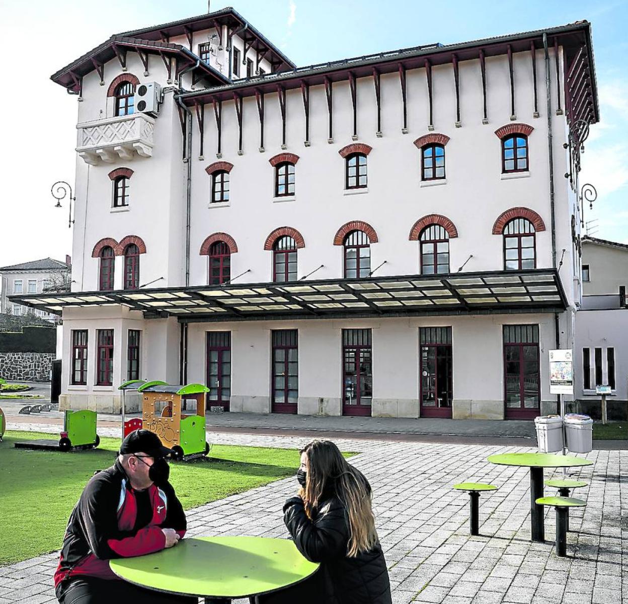 La antigua estación de Maeztu alberga hoy el Ayuntamiento.