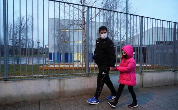 Padre e hija, camino del colegio.