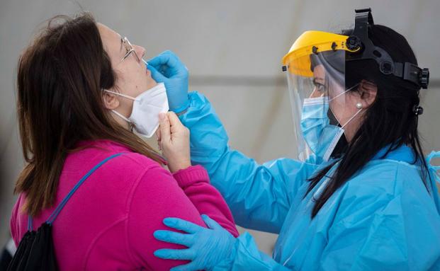 Osakidetza verificará los positivos de los test de farmacia si son pacientes de riesgo o precisan baja 