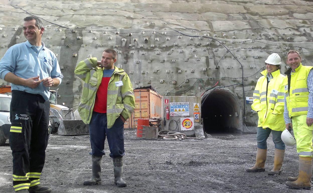 Trabajadores en uno de los tramos construidos de la red de saneamiento de Urdaibai.