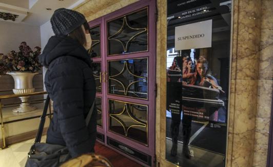 Una mujer, ante el cartel de Mayumaná, con el montaje recién suspendido.