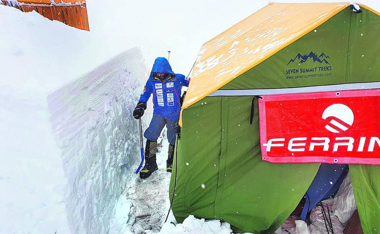 El único objetivo de Txikon y sus compañeros en el CB en los últimos días ha sido evitar que las tiendas quedaran sepultadas por la nieve. 