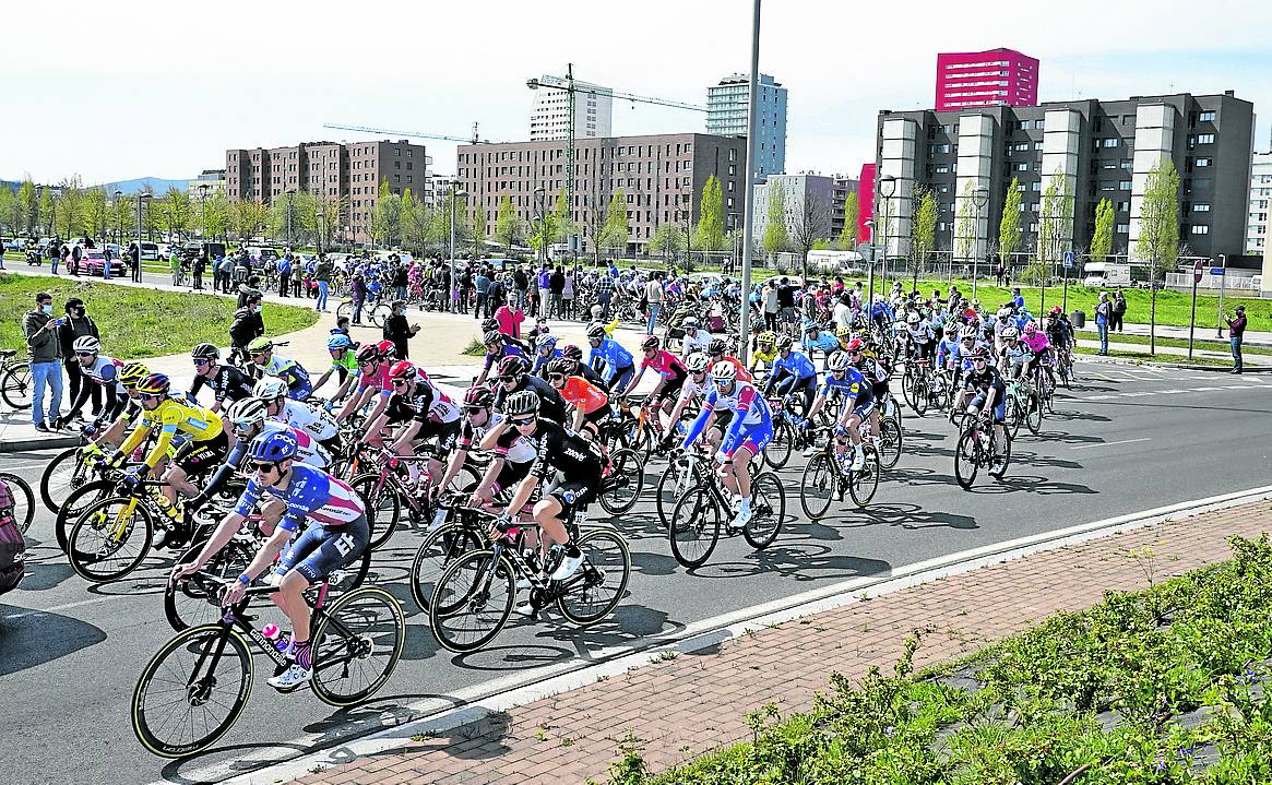 El pelotón saldrá de nuevo de manera neutralizada por Salburua el 7 de abril. 